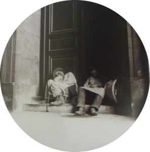 Due uomini su scalini, Italia, settembre 1900