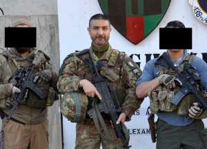  Gianni in posa con due militari delle forze speciali Usa 