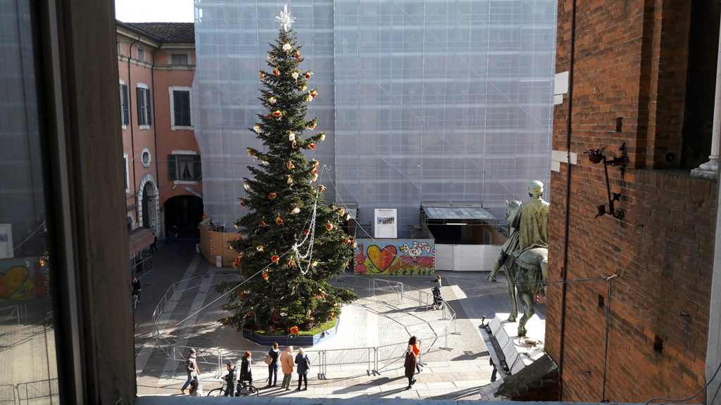 L'albero di Natale con gli addobbi a Ferrara, novembre 2016 (foto Giorgia Mazzotti)