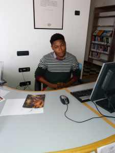 Lynus Efosa, 19 anni, sta svolgendo il servizio civile presso la biblioteca di Tresigallo