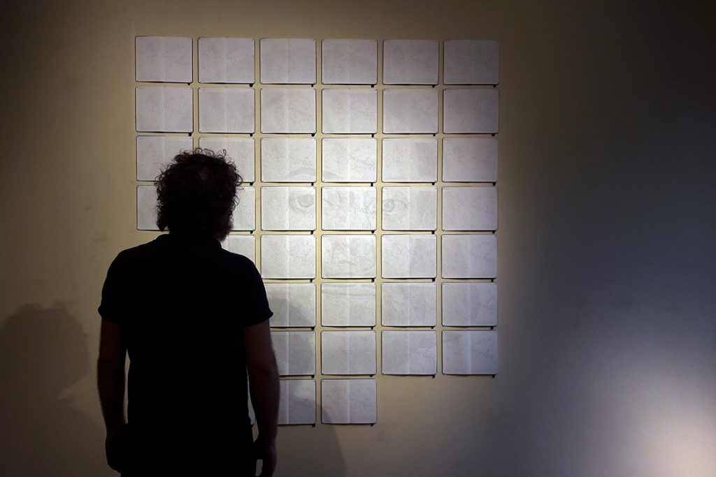 Marco Di Giovanni davanti ai taccuini della sua mostra alla Mlb gallery (foto Giorgia Mazzotti)