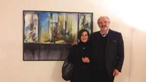 Patrizia Fiorillo e Gianni Cerioli davanti a una tela di don Franco Patruno in mostra a Casa dell'Ariosto (foto Giorgia Mazzotti)