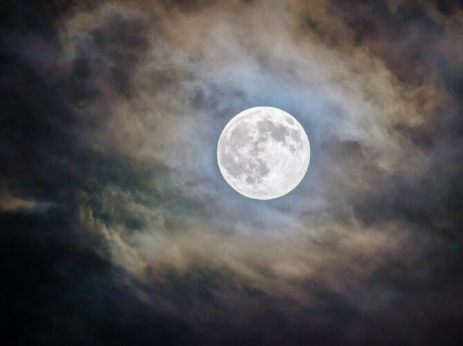 luna e nuvole