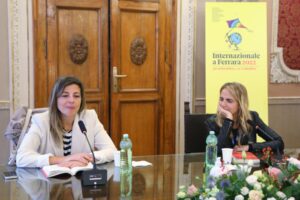 Silvia Sciorilli Borrelli presenta "L'età del cambiamento" dialogando con Serena Danna